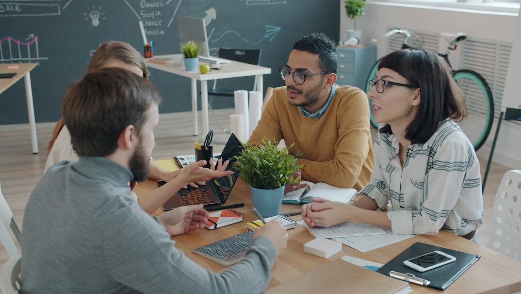 it professionals discussing skills